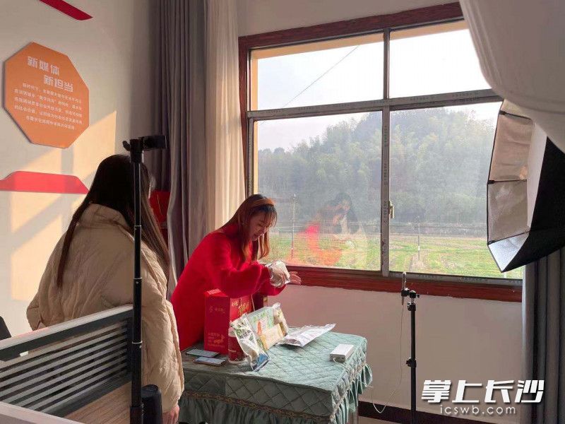 新媒体发展，农产品通过直播销售，扩展销售空间。