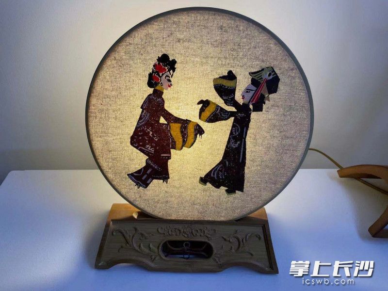 益阳小郁竹艺是湖南省益阳市优秀的传统工艺品，益阳非物质文化遗产项目之一。