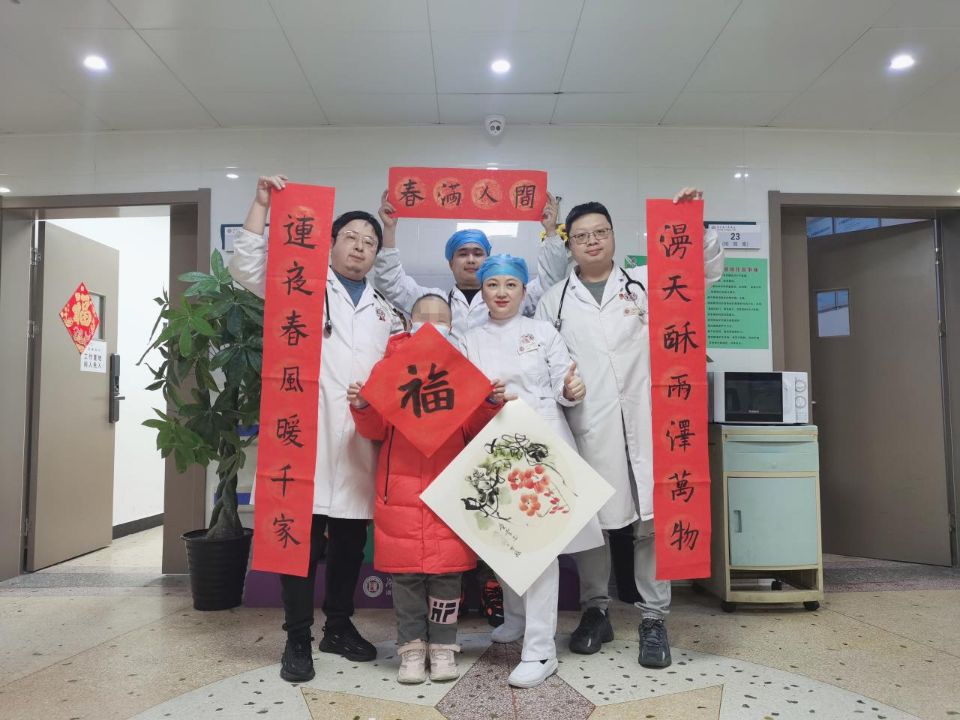 患儿把手写的春联送给湖南省人民医院的医护人员。均为长沙晚报通讯员 钱淑琴 刘心 供图