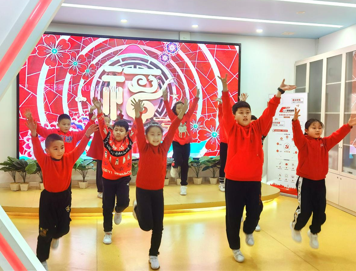 汇报演出中，孩子们表演了欢快的舞蹈。均为长沙晚报通讯员 钟茜 供图