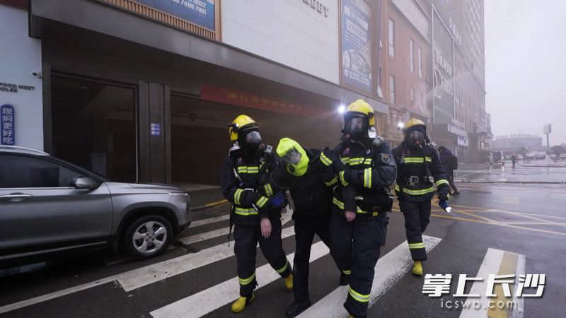 现场，消防救援人员进行灭火、营救被困人员等科目的演练。均为长沙晚报通讯员 宾顺富 供图