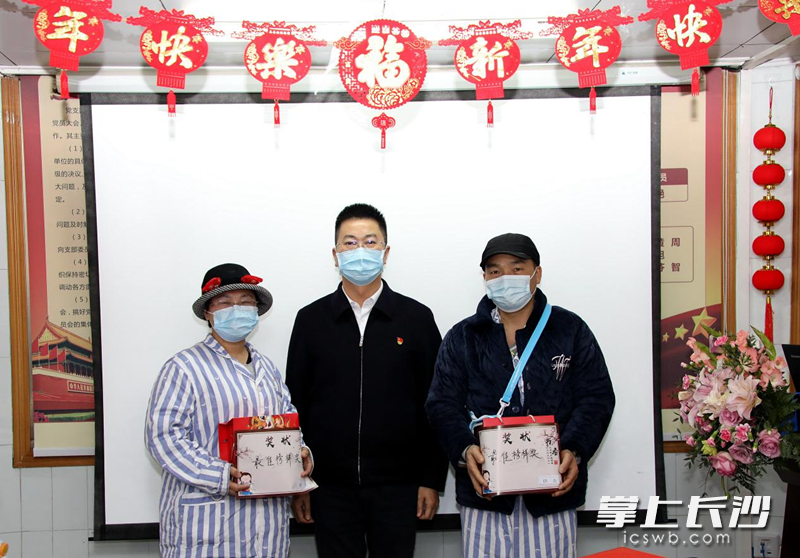 湖南省肿瘤医院党委书记禹华月为患者和家属代表颁发“最佳榜样奖”“最佳陪护奖”等奖项。  长沙晚报通讯员 何君 摄