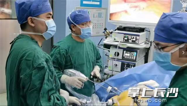 何恒正教授为患者开展微创代谢减重手术。  湖南省脑科医院供图
