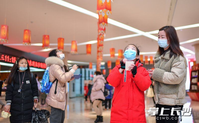 孩子们正在猜灯谜。图片均为长沙晚报全媒体记者 邹麟 摄