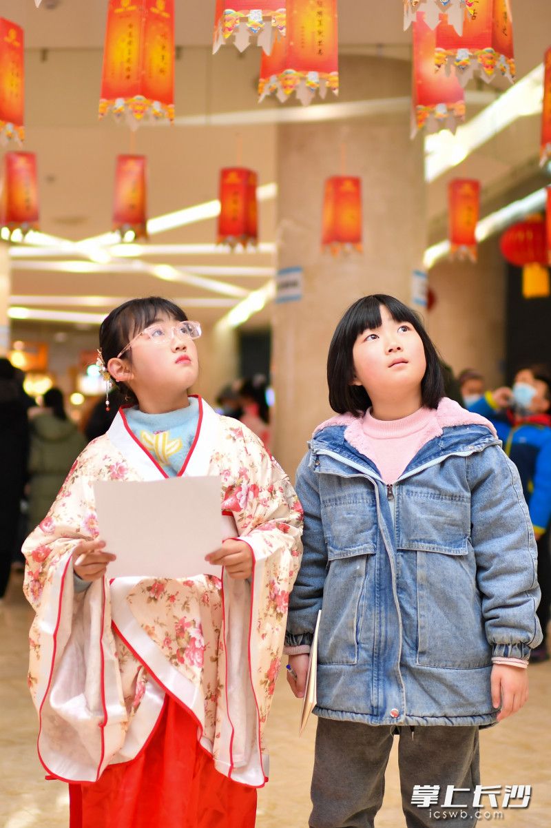 孩子们正在猜灯谜。