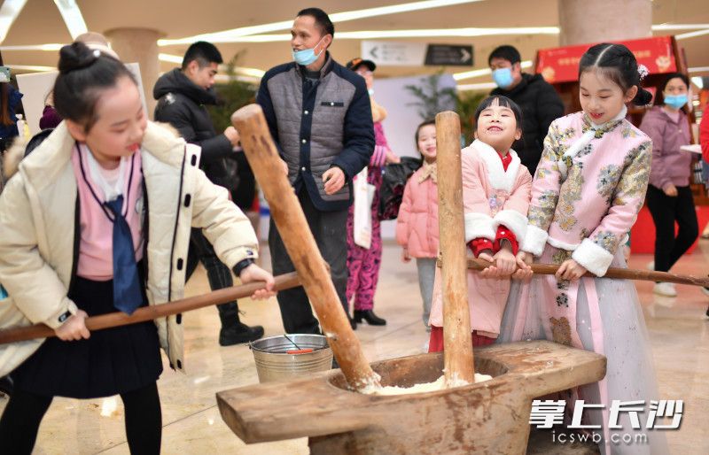 孩子们体验打糍粑。