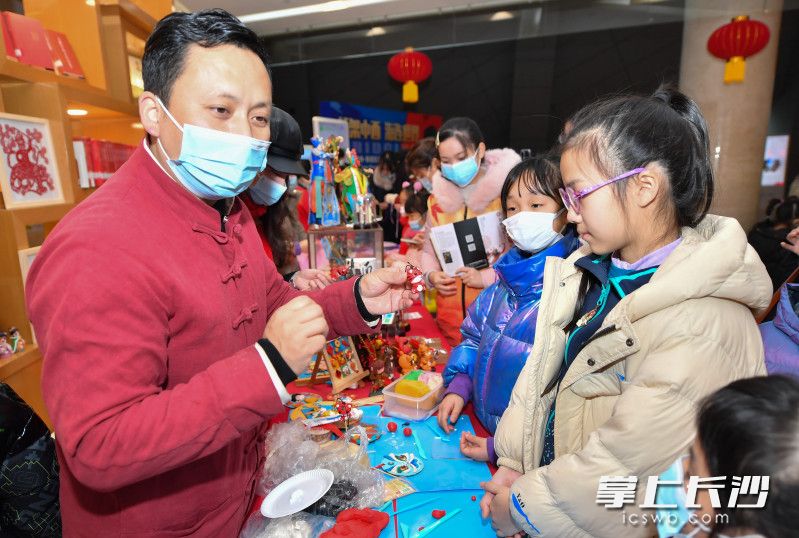 孩子们体验传统文化项目。