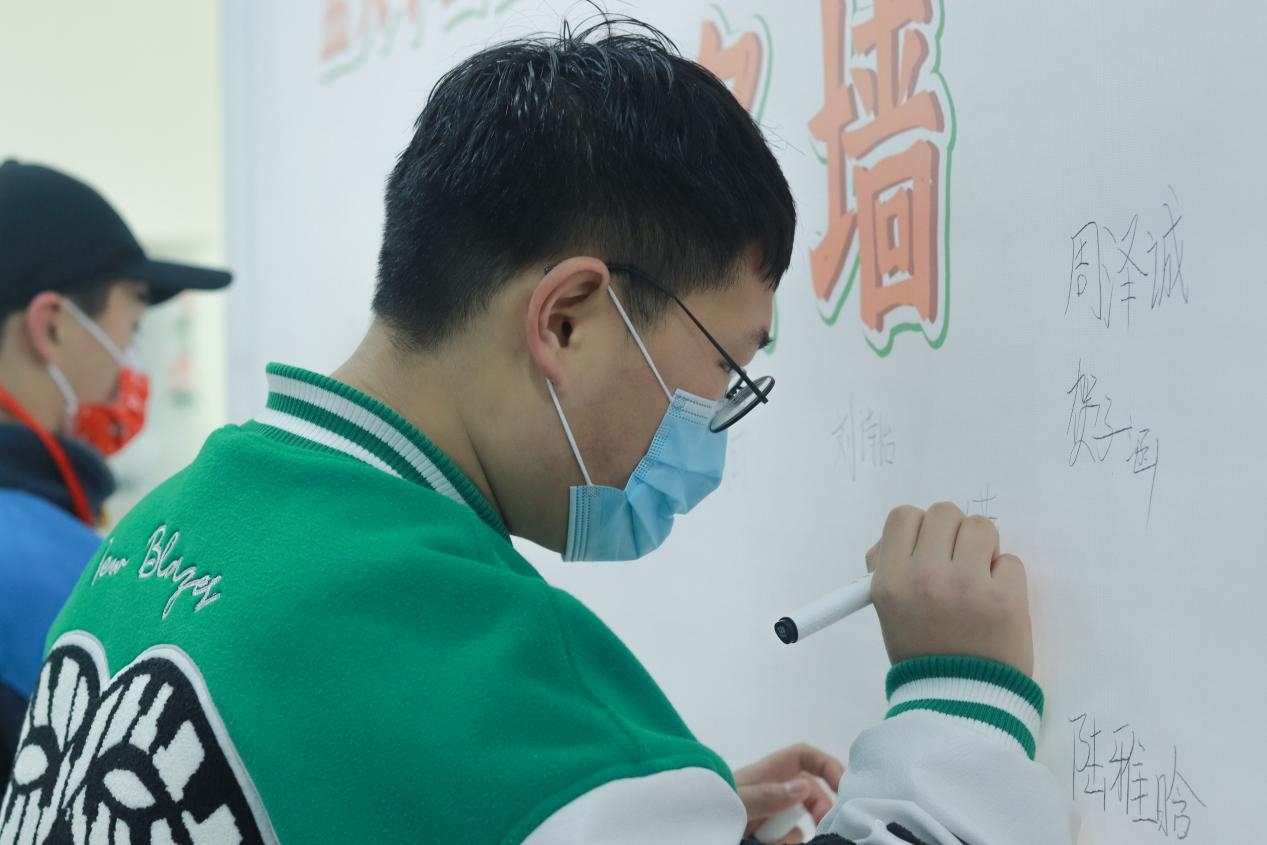 芙蓉少年签名拒绝烟花爆竹燃放。 芙蓉少年签名拒绝烟花爆竹燃放。