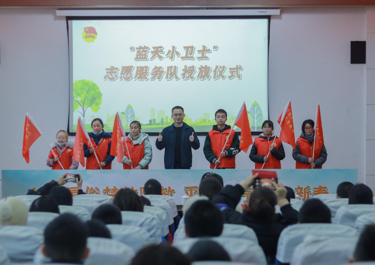 芙蓉少年加入“芙蓉蓝天小卫士”。 芙蓉少年加入“芙蓉蓝天小卫士”。