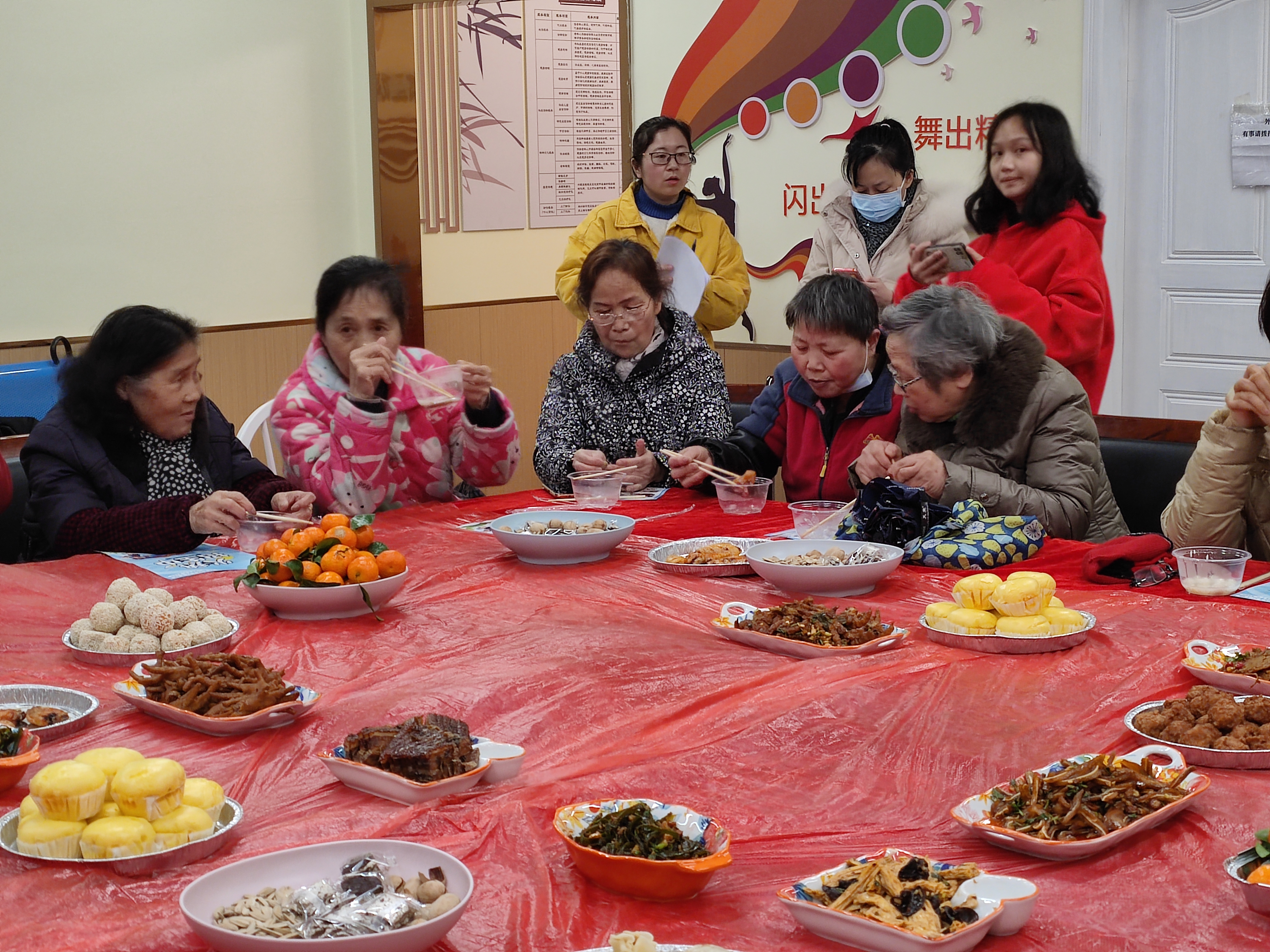 一场特殊的“团圆宴”亮相雨花区侯家塘社区，居民们晒出的美食不少是圆滚滚的模样。  长沙晚报通讯员  王文静 摄