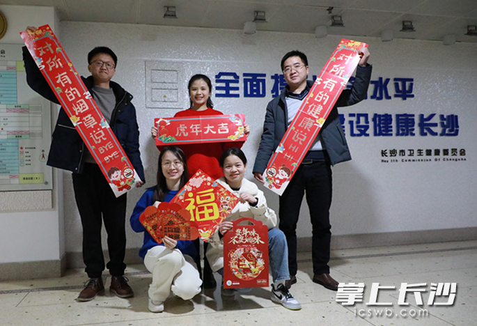长沙市卫生健康委印制发放“要年味，不要烟味”礼包。  市卫健委供图