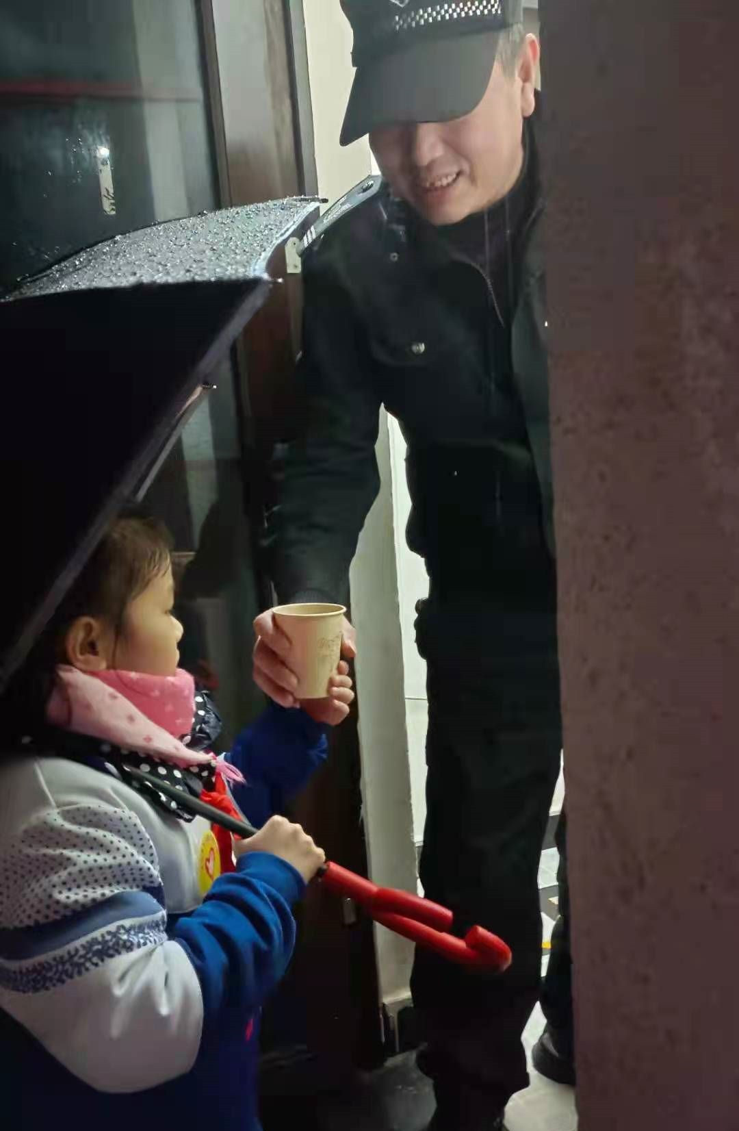给上夜班的保安送上一杯热茶。