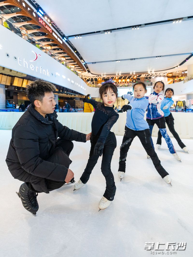 长沙市民以各种形式感受冰雪运动的独特魅力。