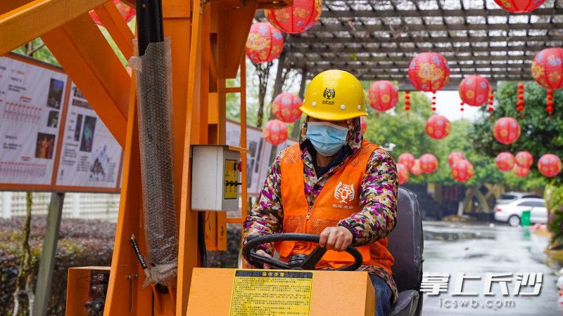 园区的工作人员正在紧锣密鼓开展布置工作，为即将到来的农历新年做准备。