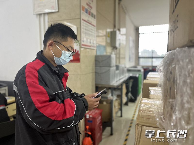 快递春节不打烊。图为顺丰快递小哥正在分拣快件。通讯员 杨倩供图