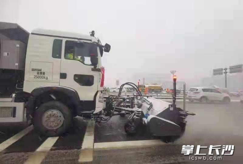 天心区有一支强大的扫雪除冰车队。长沙晚报通讯员 黄憬 供图