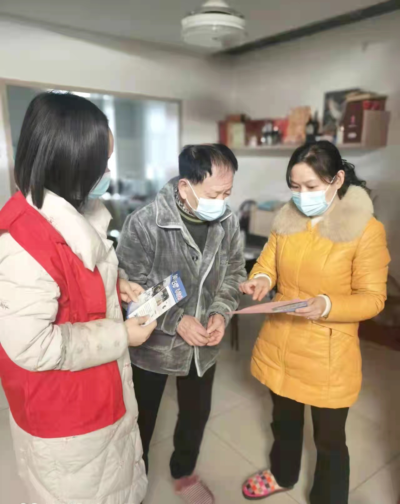 天心区青园街道工作人员向居民宣讲安全知识。通讯员 谭荣 供图