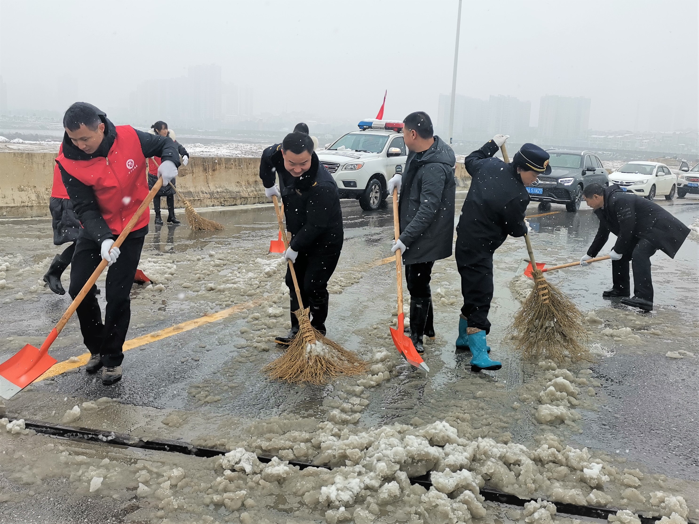 宁乡市城管局组织60余名党员干部及职工，对沩丰坝大桥、创业大道进行扫雪、撒盐、除冰，保障群众安全出行。长沙晚报全媒体记者 张禹 通讯员 张宏艳 摄影报道