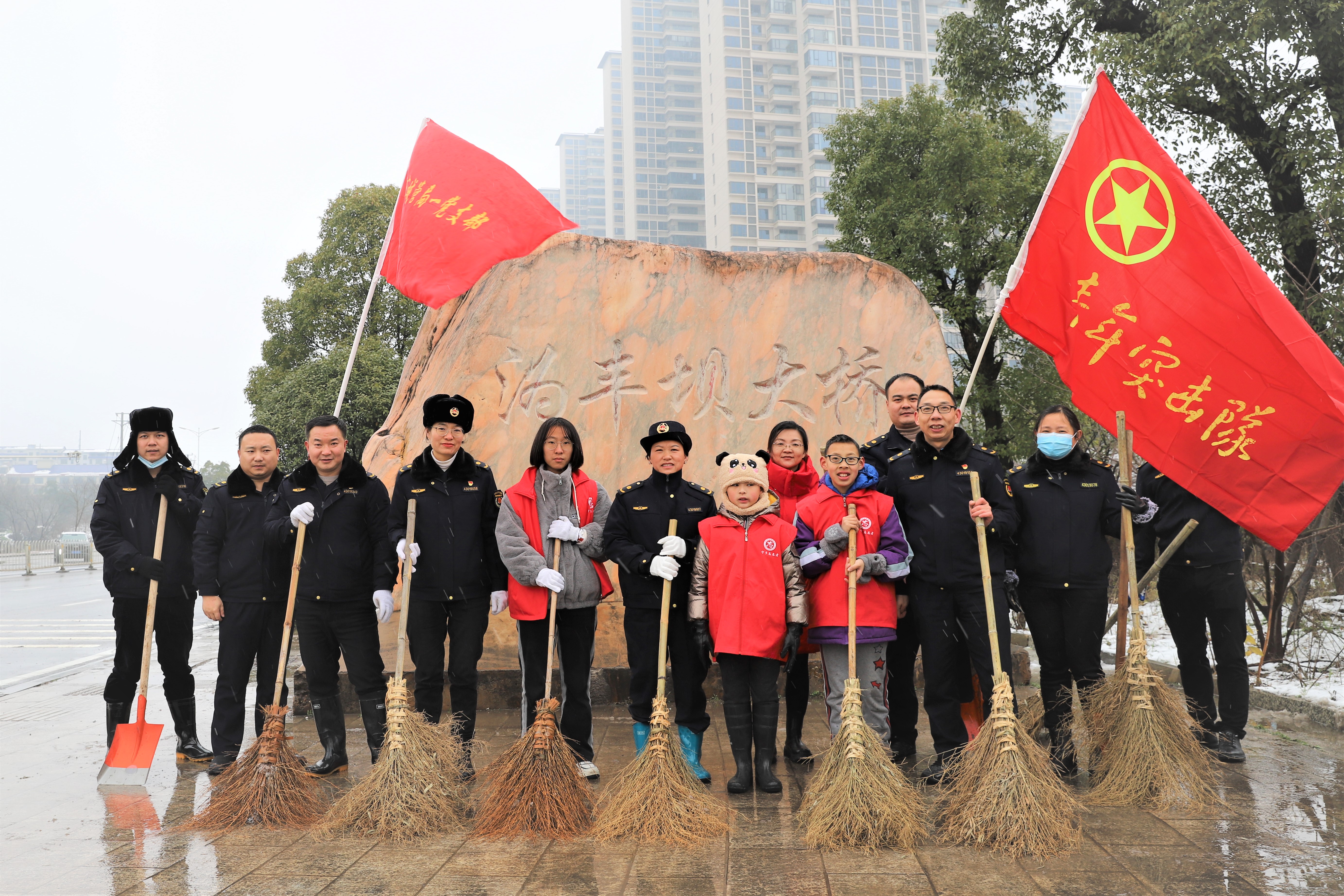 宁乡市城管局组织60余名党员干部及职工，对沩丰坝大桥、创业大道进行扫雪、撒盐、除冰，保障群众安全出行。长沙晚报全媒体记者 张禹 通讯员 张宏艳 摄影报道
