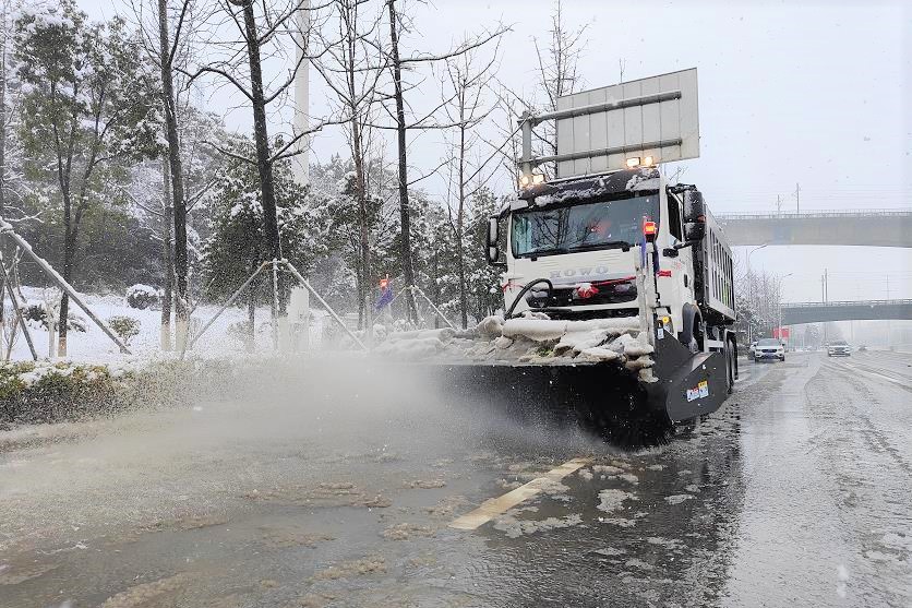 在宁乡大道上，大型除雪车正在作业。长沙晚报全媒体记者 张禹 通讯员 张宏艳 摄影报道