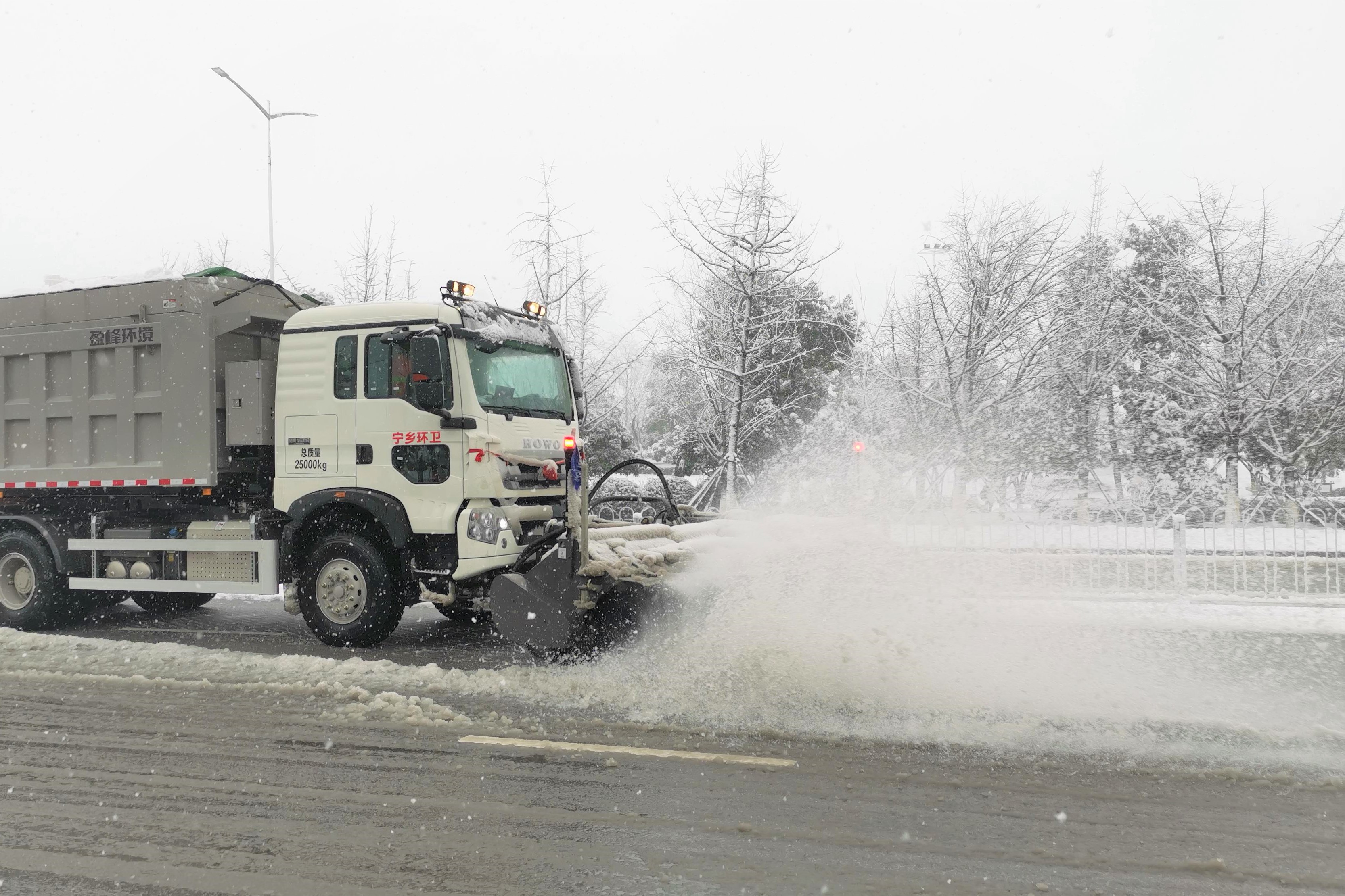 在宁乡大道上，大型除雪车正在作业。长沙晚报全媒体记者 张禹 通讯员 张宏艳 摄影报道