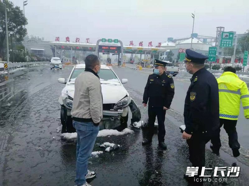 开慧行政执法队队员收到求助信息后，上前询问了解情况。