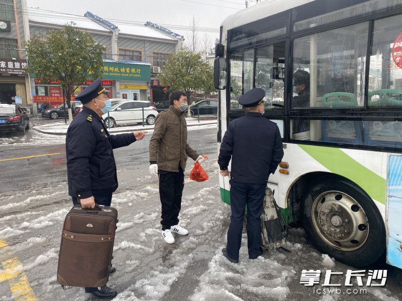 将河南老乡送上公交车，交代公交车司机提醒换乘，又帮老乡订好回家的票，开慧行政执法队的队员终于放下了心。