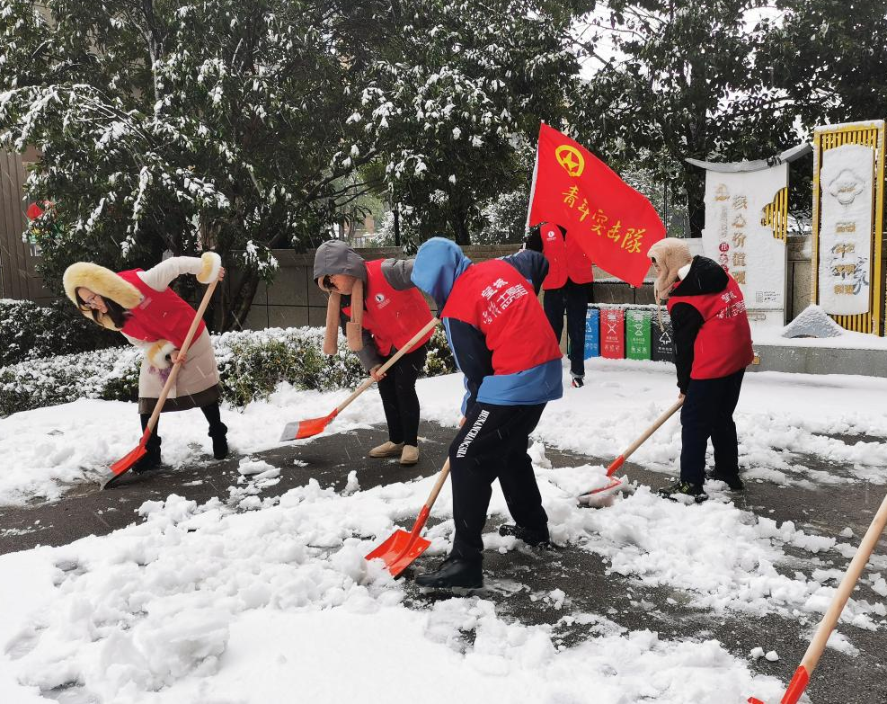 金山桥街道组织青年突击队清扫路上积雪。
