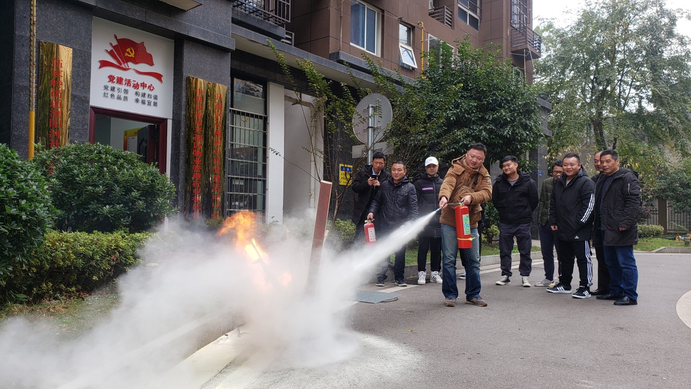 开福区福泽园小区正在开展消防安全知识培训演练。