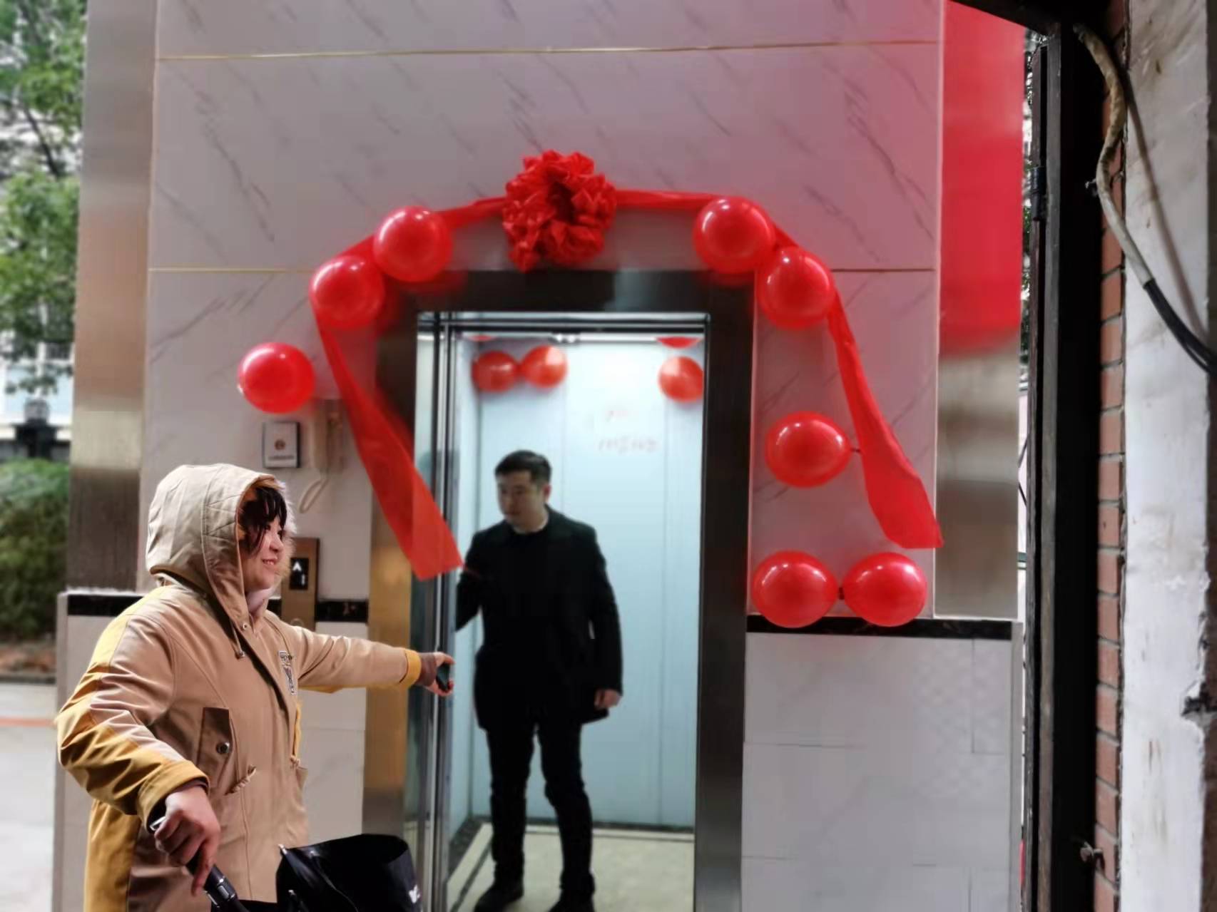 28日，宁乡新府名邸7栋3单元正式投用，市民坐着电梯轻松回家。