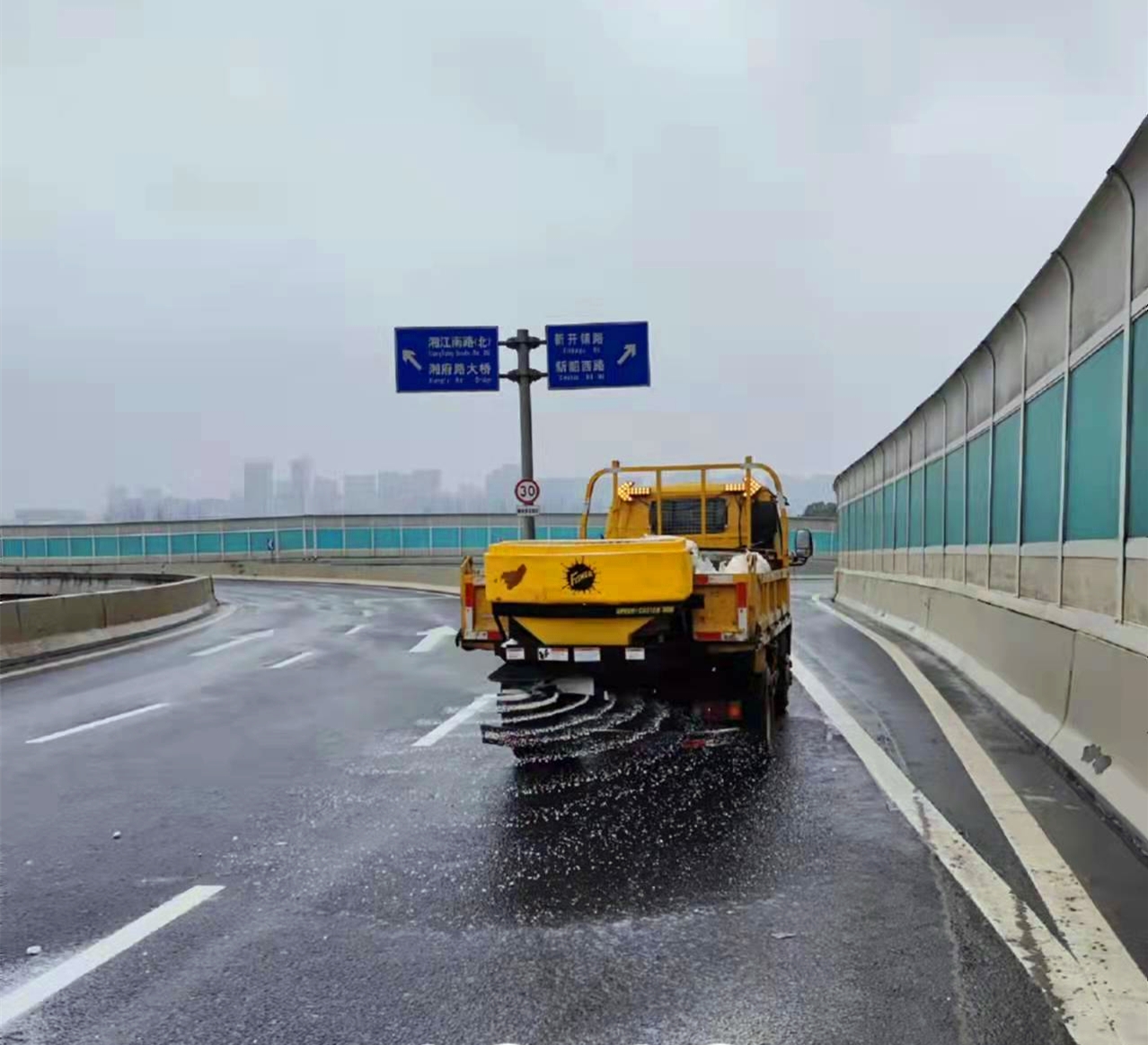天心市政车辆撒下融雪剂。长沙晚报全媒体记者 王斌 摄