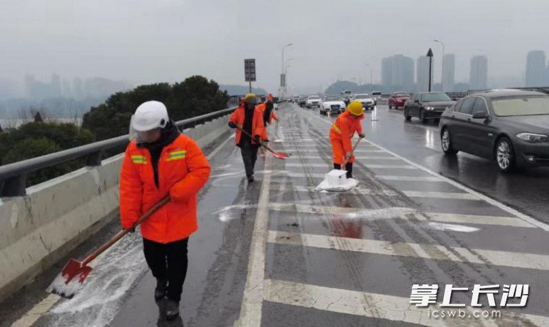 环卫工人在人工撒盐作业。长沙晚报通讯员 刘晓阳 供图