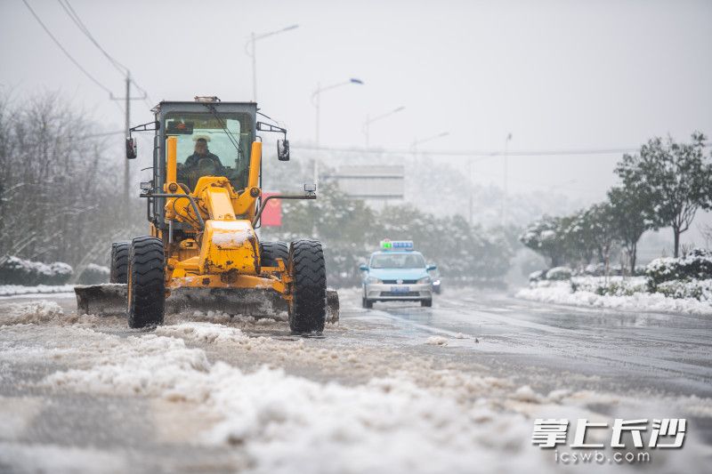 湘江北路望城区书堂山段，望城区出动铲雪车进行路面除雪。长沙晚报全媒体记者 黄启晴 摄