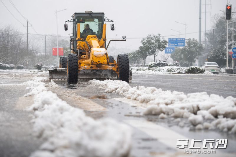 湘江北路望城区书堂山段，望城区出动铲雪车进行路面除雪。长沙晚报全媒体记者 黄启晴 摄