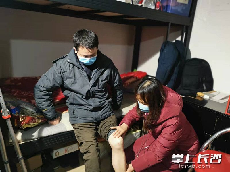 走访慰问活动中，中南大学湘雅医院专家与罕见病患者交流病情。  长沙晚报记者 彭放 摄
