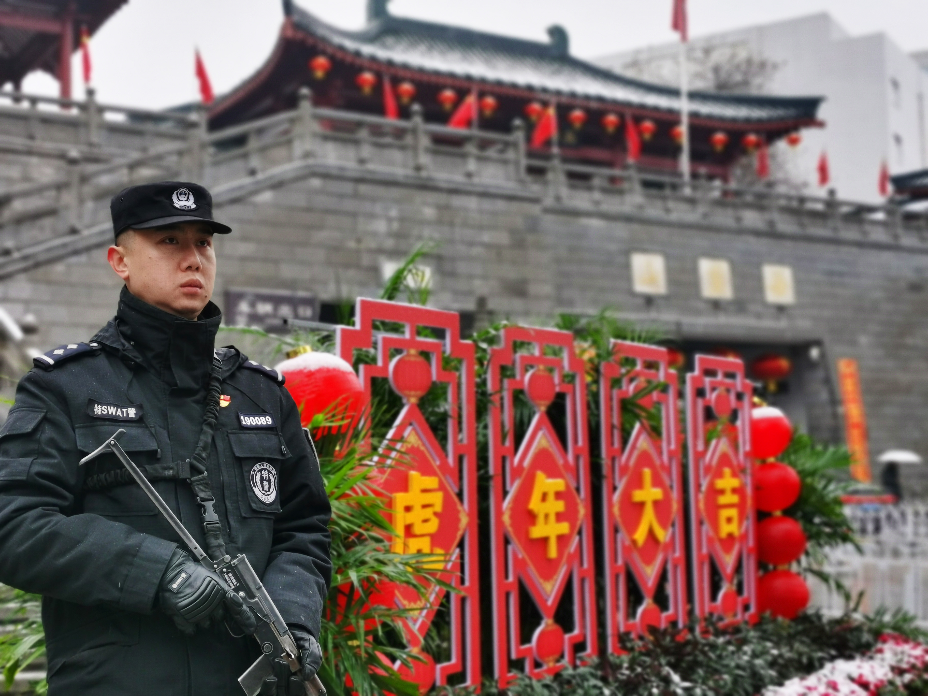 特警在岳麓山下执勤守护。 均为长沙市公安局 供图