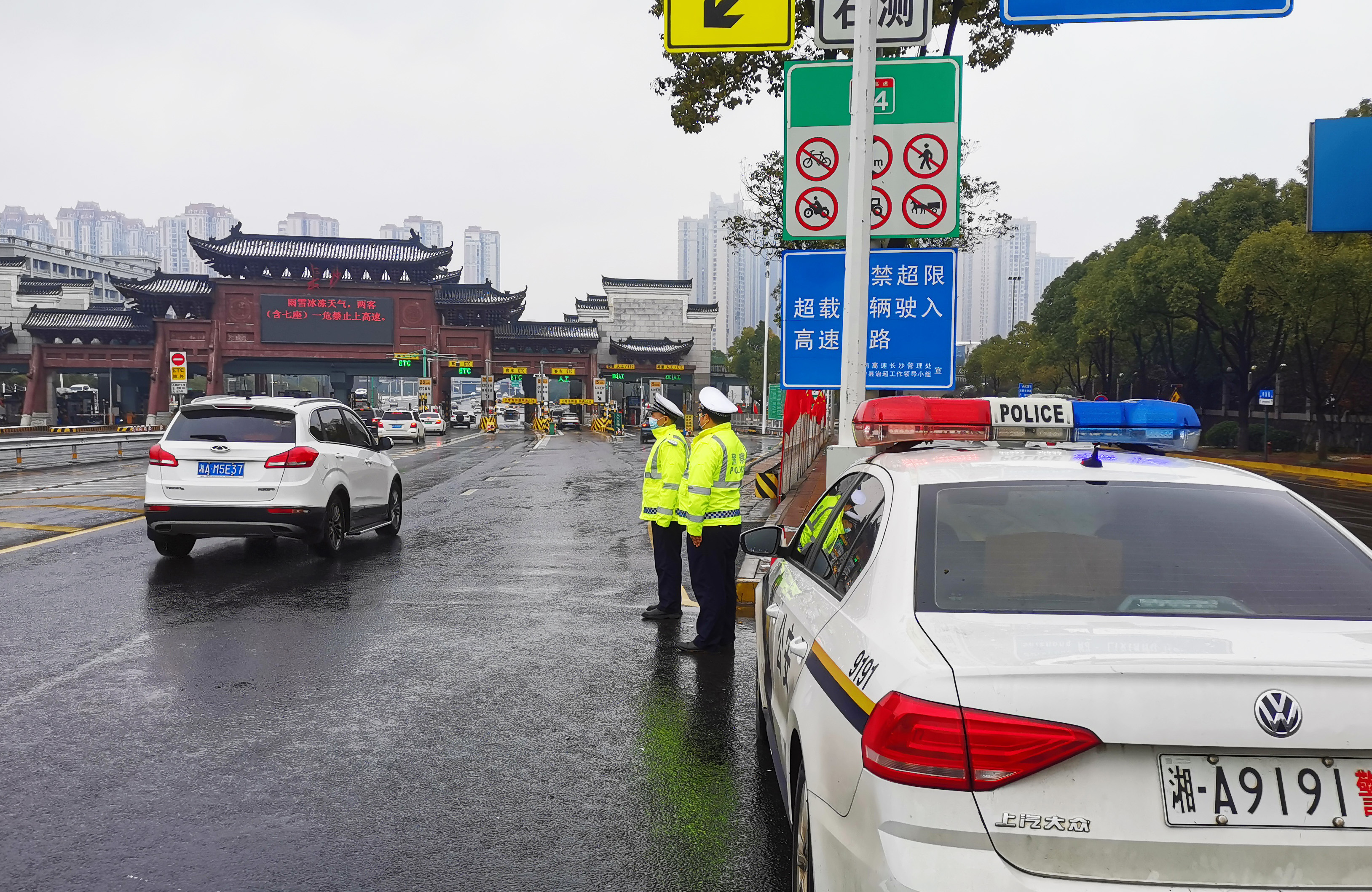交警在高速收费站值守