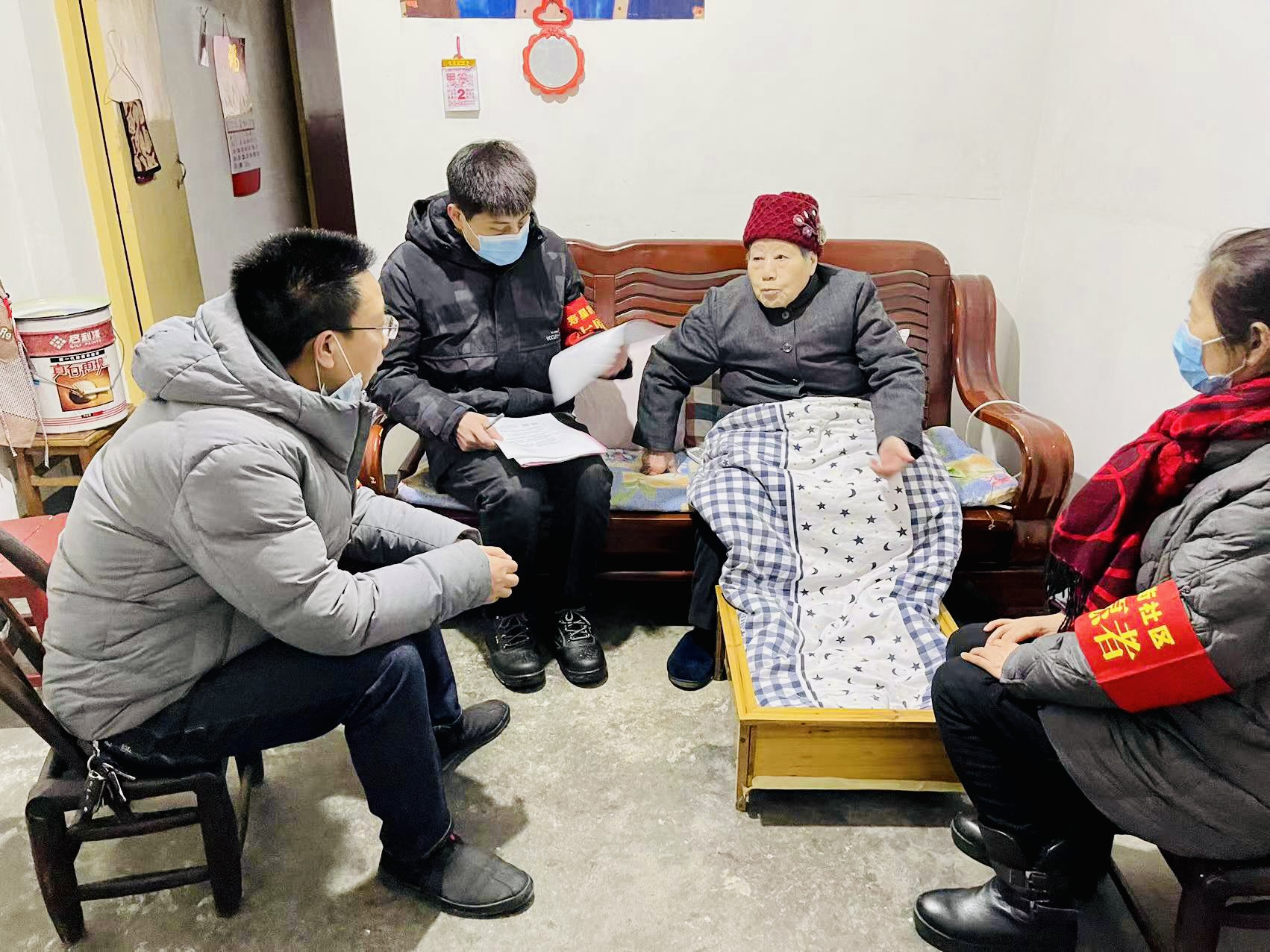 街道和社区干部逐户敲门进居民家，新春拜年的同时提醒大伙节日保安全。