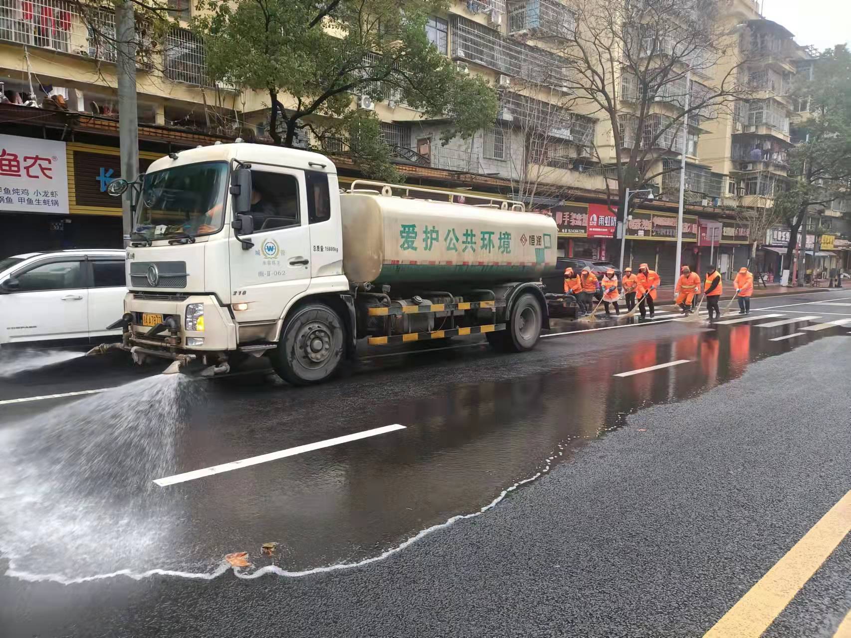 春节期间，雨花区1500余名环卫工人放弃休假坚守一线，为洁净城市出力。 长沙晚报通讯员 邱艳斌 摄