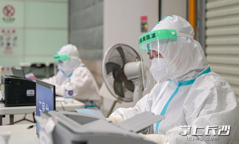 春节期间，长沙疾控流调队员坚守黄花机场。   长沙晚报全媒体记者 易亿 摄