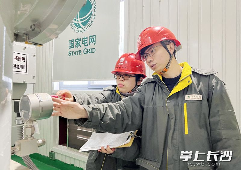 春节期间，罗金号和同事在变电站内巡查。均为长沙晚报全媒体记者 刘攀 摄