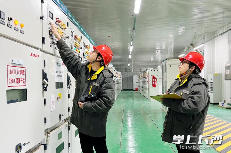 罗金号与同事在110千伏盼盼变电站里，检查10千伏高压室内设备运行情况。