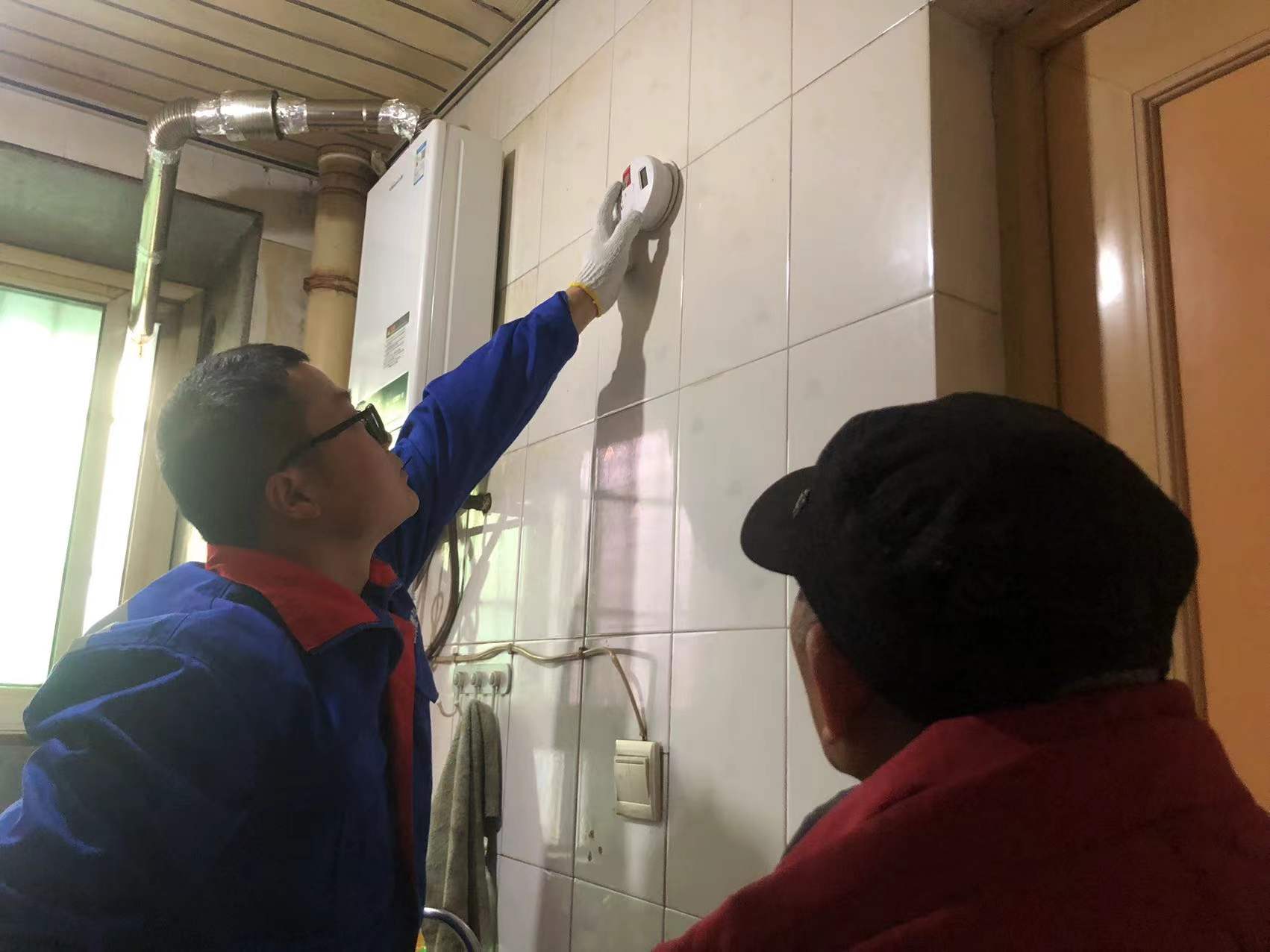雨花区为特殊群体家庭送上关爱礼包，免费安装智能化气体报警器。长沙晚报通讯员高兴 摄