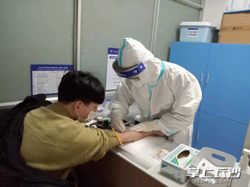 苏婷给患者抽血检查。  长沙晚报通讯员 张成国  摄