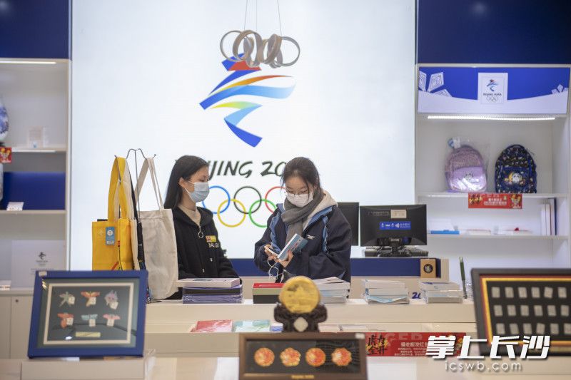 市民在店内选购奥运特许商品。