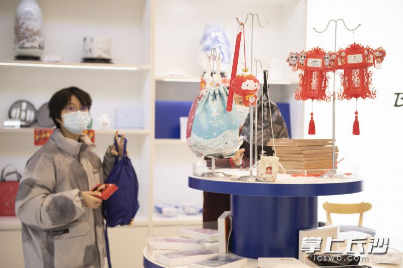 许多商品都成为了市民购买目标。