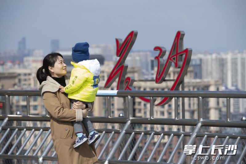 在万家丽国际mall顶楼机场，市民在长沙logo前打卡