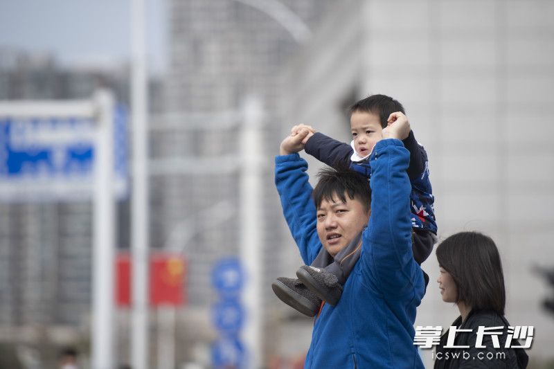在黄兴北路，小朋友骑着大人出行