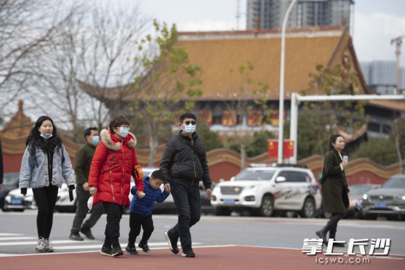 在黄兴北路，市民在外出游玩