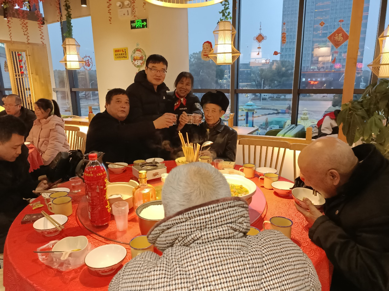团年饭桌上，大家纷纷与彭寿松老人碰杯。